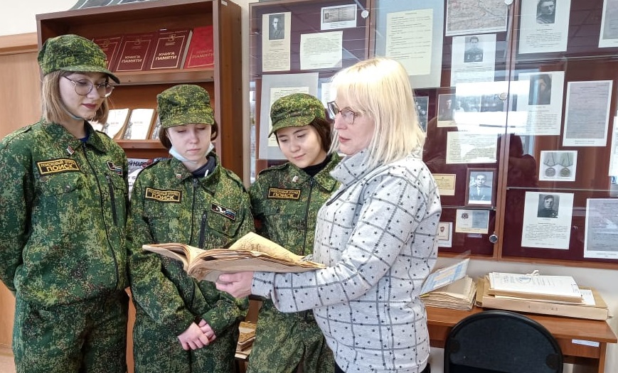Студенты-поисковики посетили выставку, посвященную 166 стрелковой дивизии